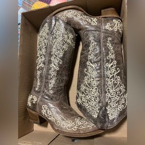 Corral vintage brown embroidered boots!